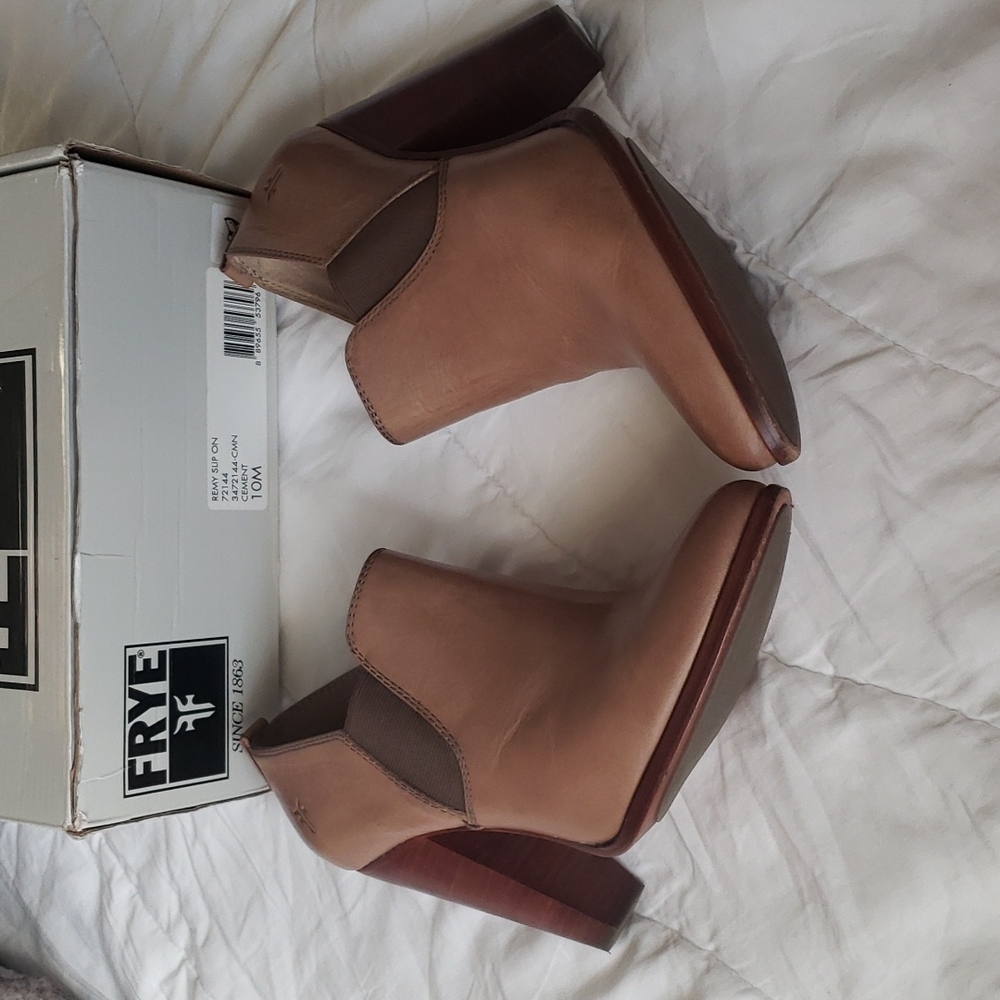 FRYE Remy Slip-On Ankle Bootie in Cement